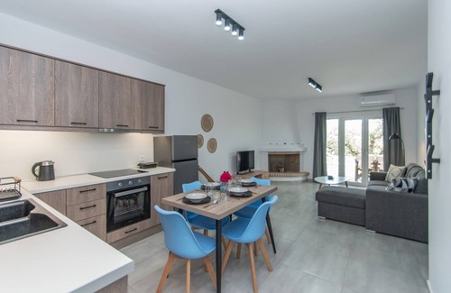 Alonia Apartamento | Nestled on the ground floor with direct garden access amidst olive trees