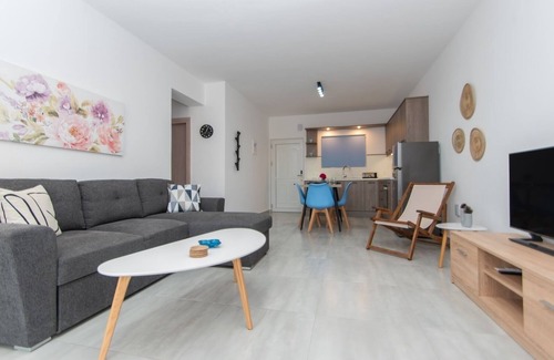 Alonia Apartamento | Nestled on the ground floor with direct garden access amidst olive trees