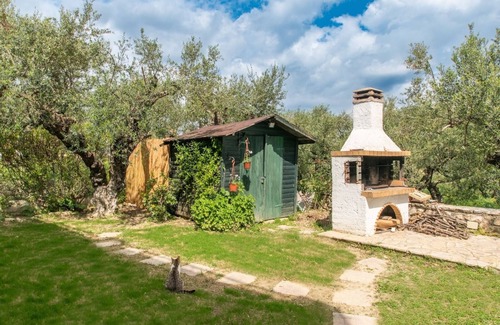 Alonia Apartamento | Nestled on the ground floor with direct garden access amidst olive trees