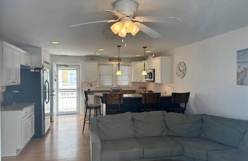 Sea Isle City Condominio | Nestled one block from the bay, and a short walk to the beach.