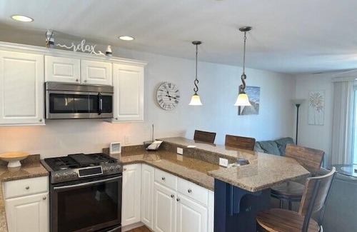 Sea Isle City Condominio | Nestled one block from the bay, and a short walk to the beach.