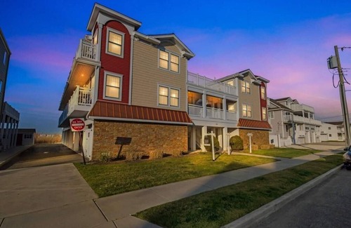 Sea Isle City Condominio | Nestled one block from the bay, and a short walk to the beach.