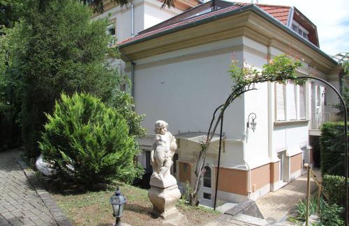 Gellert Hill Apartamento | Nestled Romance, Buda's Hilltop Heaven