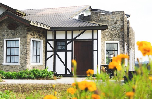 Nuwara Eliya Cabaña | Nestled with warm hospitality, intercontinental cuisine and panoramic view