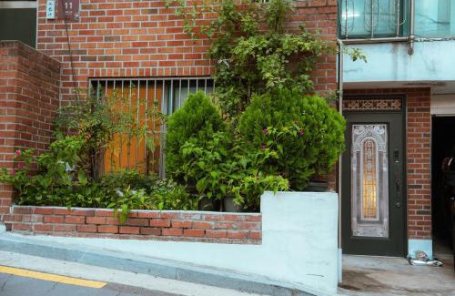 Itaewon Apartamento | Netflix 1 minute walk from bus stop5 minutes walk from airport bus Namsan Itaewon Seoul Station