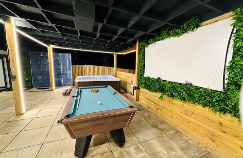 Newmilns Casa | Nether Newton - Sleeps 12, Hottub, Sauna, Private Garden