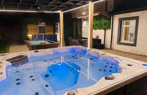 Newmilns Casa | Nether Newton - Sleeps 12, Hottub, Sauna, Private Garden