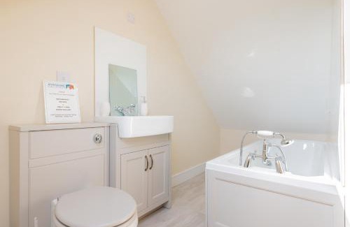 Newmilns Casa | Nether Newton - Sleeps 12, Hottub, Sauna, Private Garden
