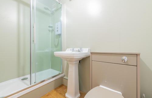 Newmilns Casa | Nether Newton - Sleeps 12, Hottub, Sauna, Private Garden