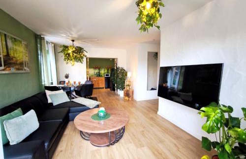 Katzweiler Apartamento | Neue Pfälzerwald Fewo mit Garten am Fluss