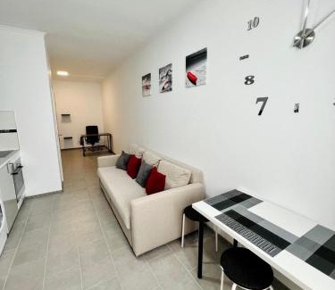 Freiberg am Neckar Apartamento | Neuwertiges Apartment mit schnellem WLAN, Netflix, Glasfaser, Kostenlose Privatparkplatz auch für Transporter geeignet R20