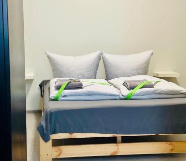 Freiberg am Neckar Apartamento | Neuwertiges Apartment mit schnellem WLAN, Netflix, Glasfaser, Kostenlose Privatparkplatz auch für Transporter geeignet R21