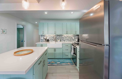 Dixon Cove Casa | Never Winter Beachfront 3 Bedroom House with Private pool