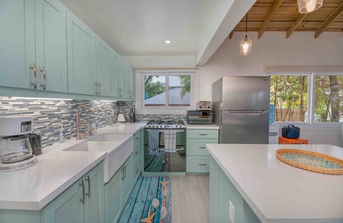Dixon Cove Casa | Never Winter Beachfront 3 Bedroom House with Private pool