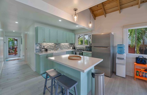 Dixon Cove Casa | Never Winter Beachfront 3 Bedroom House with Private pool