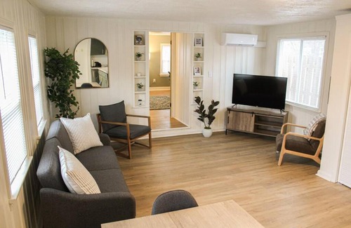 Berea Casa | New 1-bedroom Bungalow! 4 miles to CLE