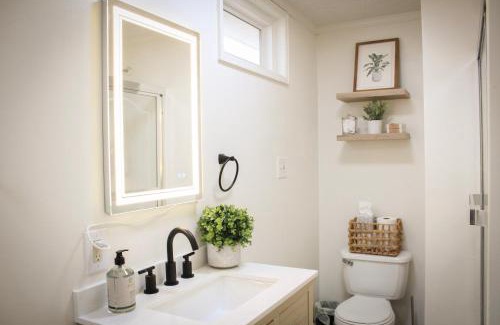 Berea Casa | New 1-bedroom Bungalow! 4 miles to CLE