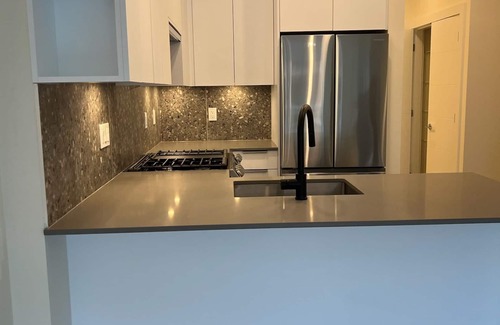 Willoughby Apartamento | NEW 1 Bedroom and Den Condo with Balcony in the Heart of Willoughby Town Centre