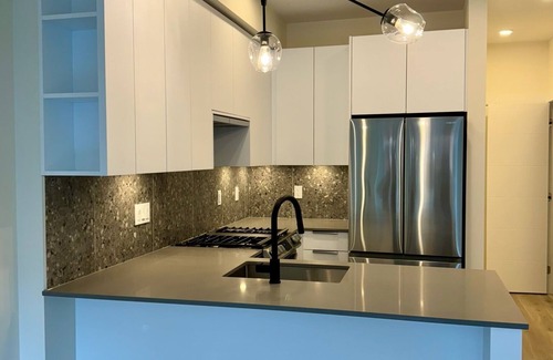 Willoughby Apartamento | NEW 1 Bedroom and Den Condo with Balcony in the Heart of Willoughby Town Centre
