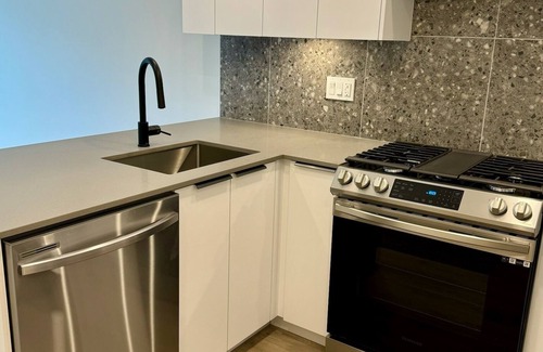 Willoughby Apartamento | NEW 1 Bedroom and Den Condo with Balcony in the Heart of Willoughby Town Centre