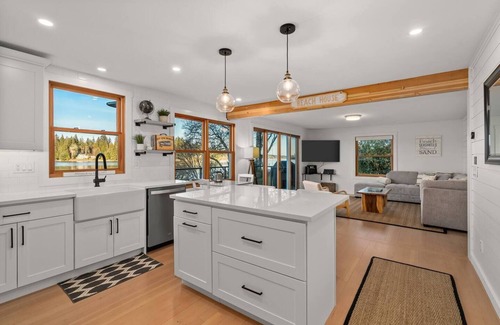 Shelton Casa | NEW 120' Waterfront Cabin | Hot Tub, Sauna & Firepit - Hammersley Inlet Retreat!