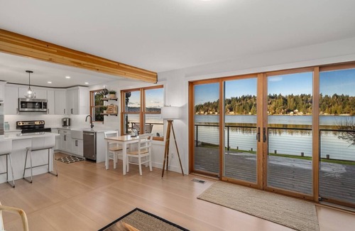 Shelton Casa | NEW 120' Waterfront Cabin | Hot Tub, Sauna & Firepit - Hammersley Inlet Retreat!