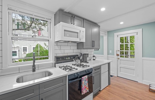 Salem Apartamento | NEW 1803 Salem 1BR l Walk 2 Haunted Happenings