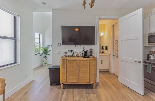 Poiciana Park II Casa | NEW 1BR 1.5BA Modern Palm Beach Cottage