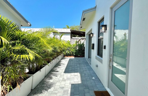 Poiciana Park II Casa | NEW 1BR 1.5BA Modern Palm Beach Cottage