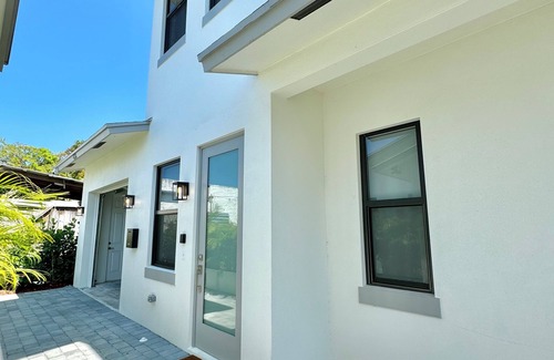 Poiciana Park II Casa | NEW 1BR 1.5BA Modern Palm Beach Cottage