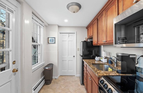 Salem Apartamento | NEW 1BR on Salem Common l Steps to Witch Museum and Downtown l Fenced in Yard