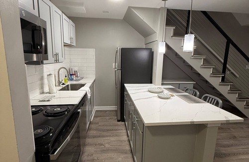 Burns Park Apartamento | * NEW * 1BR Retreat | Heart of Campus w/Parking