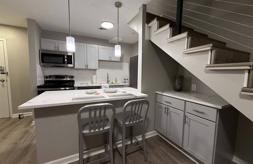 Burns Park Apartamento | * NEW * 1BR Retreat | Heart of Campus w/Parking