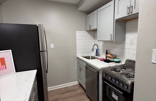 Burns Park Apartamento | * NEW * 1BR Retreat | Heart of Campus w/ Parking
