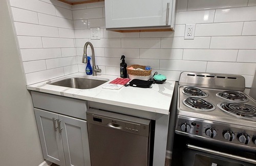 Burns Park Apartamento | * NEW * 1BR Retreat | Heart of Campus w/ Parking