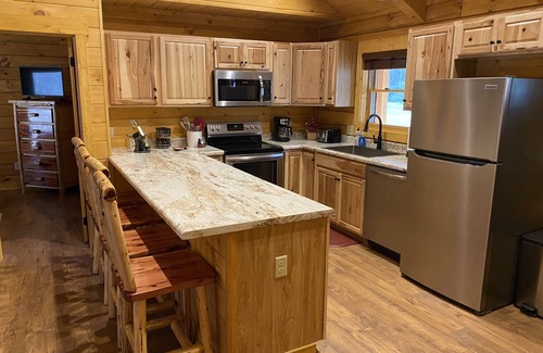 Ferguson Cabina | New 2/2 Log Cabin, Rushing Trout Stream, Hot Tub, Fireplace, 8 Acres, WiFi