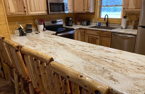 Ferguson Cabina | New 2/2 Log Cabin, Rushing Trout Stream, Hot Tub, Fireplace, 8 Acres, WiFi