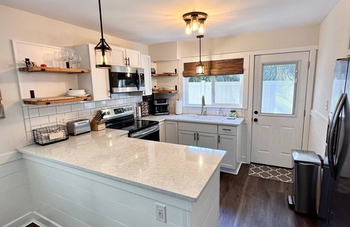 Saint Simons Island Casa | New 2 Bedroom Beach Cottage! One block to Beach! By CrabDaddy's and Crab Trap!
