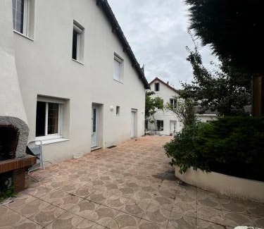 Sarcelles Casa | NEW 2 bedroom House 15mins from Paris by Train