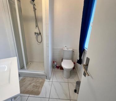Sarcelles Casa | NEW 2 bedroom House 15mins from Paris by Train