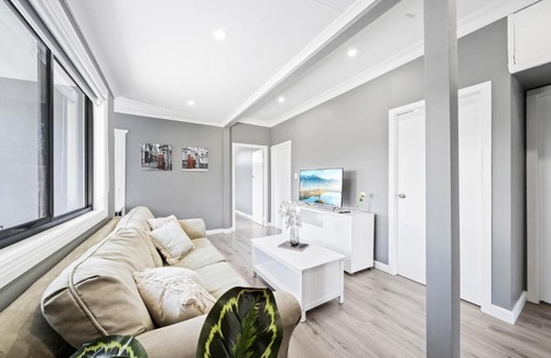 Bankstown Casa | New 2 Bedroom House 500m to Mall with Free Parking