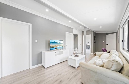 Bankstown Casa | New 2 Bedroom House 500m to Mall with Free Parking