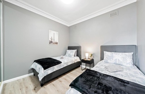 Bankstown Casa | New 2 Bedroom House 500m to Mall with Free Parking