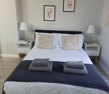 Ashford Casa | NEW 2 bedrooms with private ensuite bathrooms near Heathrow
