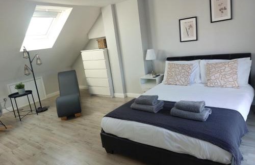 Ashford Casa | NEW 2 bedrooms with private ensuite bathrooms near Heathrow