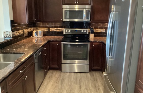 Geneva Condominio | NEW 2-Bedroom Lakefront Condo with private beach/indoor pool-rent 3/ 4th free