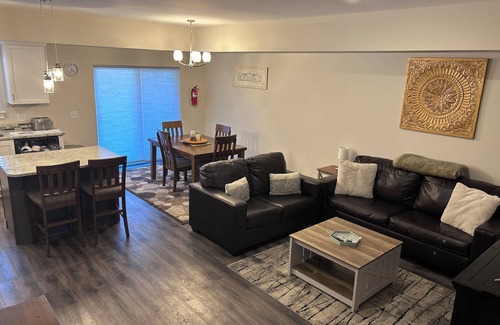 Wenatchee Casa | New 2 BR Townhouse in the Heart of Wenatchee. Great for Families, pet friendly.