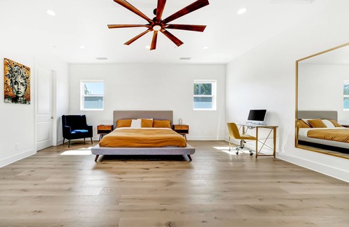 Woodland Hills Casa | New! 2 King-Suites w/backyard by Topanga Mall close to LA's Tourist's Sites
