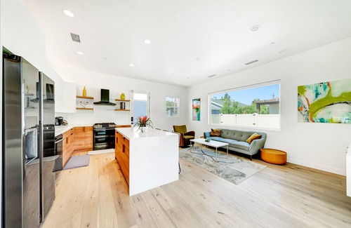 Woodland Hills Casa | New! 2 King-Suites w/backyard by Topanga Mall close to LA's Tourist's Sites