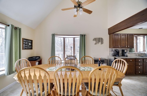 Albrightsville Cabina | New! 2 Pools! A/C ! Spacious House with HOT TUB, Games, Dog ok!